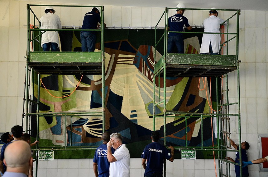 Restauradores realizam a instalação da tapeçaria no Salão Negro do Congresso Nacional.