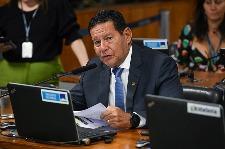 À bancada, em pronunciamento, senador Hamilton Mourão (Republicanos-RS).