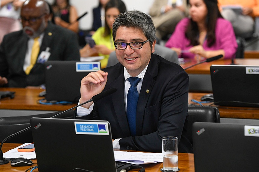 Carlos Portinho leu o relatório favorável, de autoria de Teresa Leitão; proposta vai a sanção presidencial - Foto: Jefferson Rudy/Agência Senado