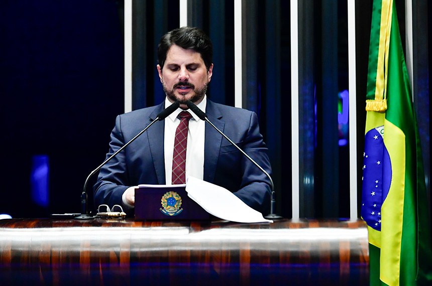 À tribuna, em discurso, senador Marcos do Val (Podemos-ES). 