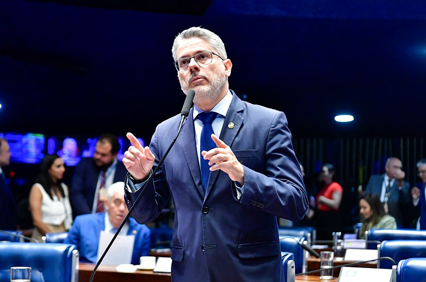 À bancada, em pronunciamento, senador Alessandro Vieira (MDB-SE).