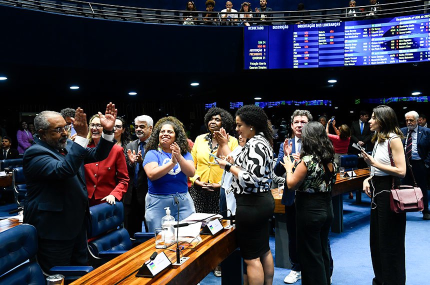 Participam: 
relator do PL 5.384/2020 (Lei de Cotas), senador Paulo Paim (PT-RS); 
autora do PL 5.384/2020 (Lei de Cotas), deputada Maria do Rosário (PT-RS); 
deputada Benedita da Silva (PT-RJ); 
deputada Dandara (PT-MG); 
presidente da União Nacional dos Estudantes (UNE), Manuella Mirella.