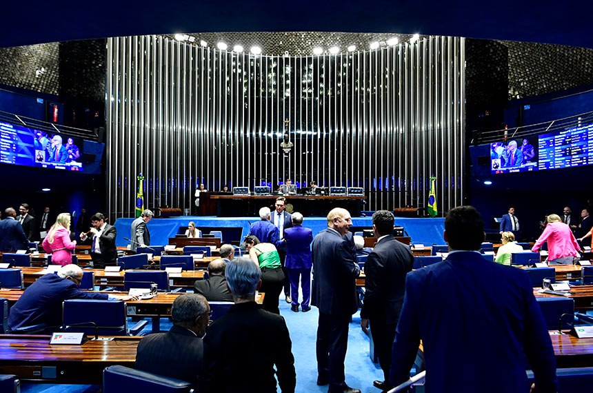 Parlamentares acompanham a sessão.