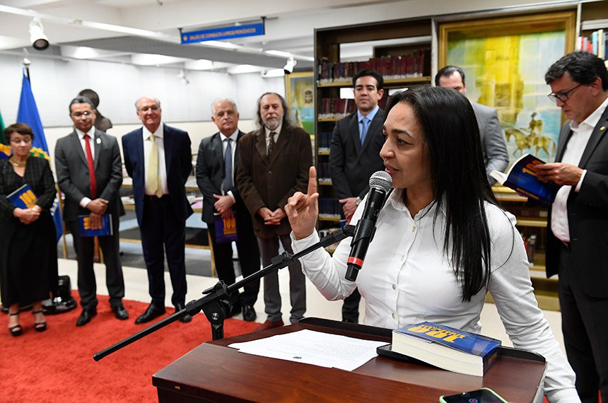 Em discurso, senadora Eliziane Gama (PSD-MA).