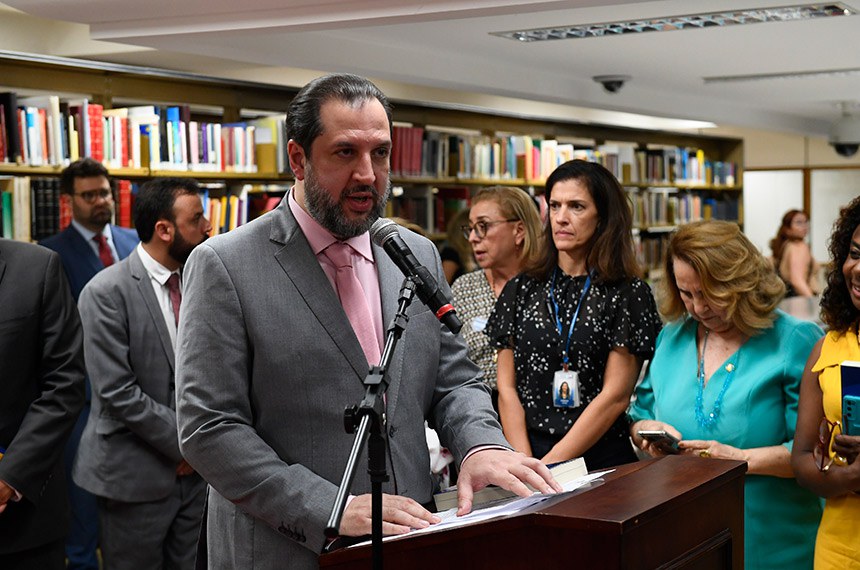Em discurso, organizador da obra e coordenador-geral do “Direitos Já", Fernando Guimarães.