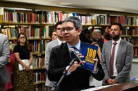 Livro 100 Vozes Pela Democracia traz 'autocrítica no campo democrático'