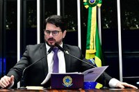 Marcos do Val faz alerta sobre 'ameaças' à democracia