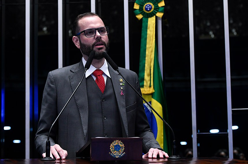 À tribuna, em discurso, senador Jorge Seif (PL-SC).