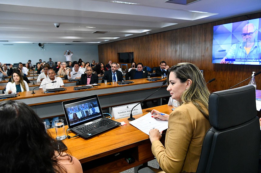 Convidados à bancada.