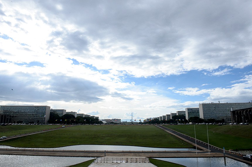 Além dos blocos, existem outros dois prédios ministeriais diferentes, ficando ao leste dos blocos, o Palácio da Justiça, na N1, e o Palácio Itamaraty, na S1, sedes dos Ministérios da Justiça e das Relações Exteriores, respectivamente. O canteiro central é um gramado que vai até a sede do Congresso Nacional do Brasil.