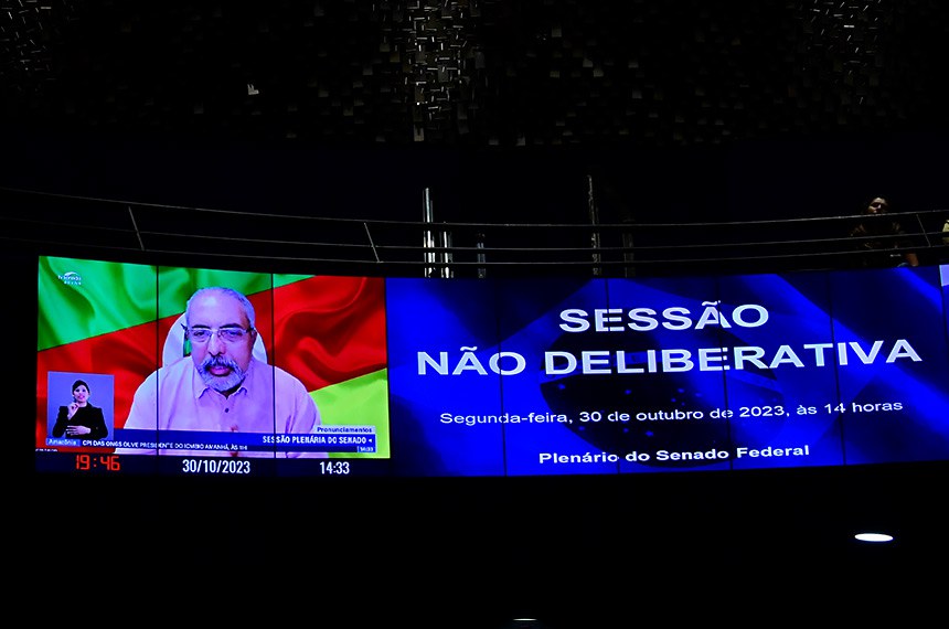 Painel exibe senador Paulo Paim (PT-RS) em pronunciamento via videoconferência. 