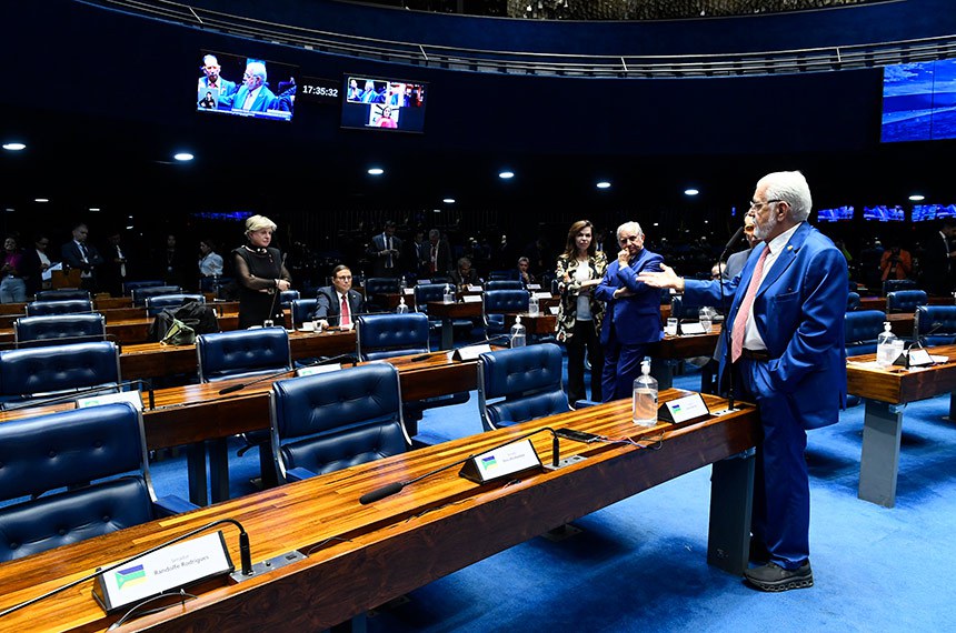 Em pronunciamento, à bancada, senador Jaques Wagner (PT-BA).