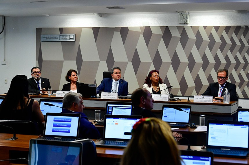 Mesa: 
presidente da Associação Brasileira de Psiquiatria (ABP), Antonio Geraldo da Silva; 
coordenadora da Comunidade Terapêutica Desafio Jovem, Célia Regina Gomes de Moraes; 
presidente eventual da CCJ, senador Efraim Filho (União-PB);
coordenadora da Comissão de Política Criminal da Associação Nacional das Defensoras e Defensores Públicos (Anadep), Lúcia Helena Silva Barros de Oliveira;
promotor de Justiça do Ministério Público do Distrito Federal e Territórios (MPDFT), José Theodoro Corrêa de Carvalho.