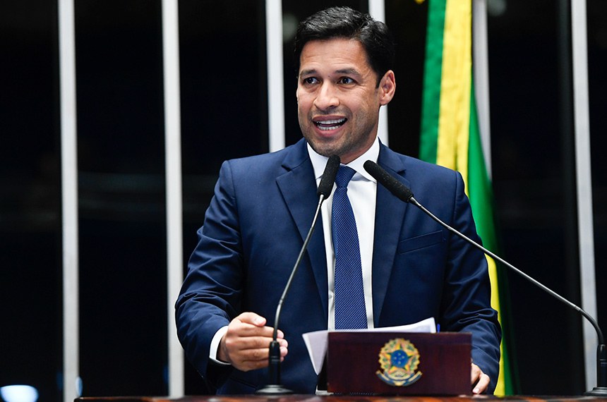 Em discurso, à tribuna, senador Rodrigo Cunha (Podemos-AL).
