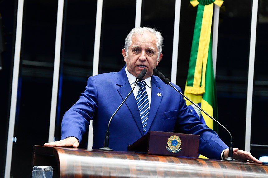 À tribuna, em discurso, senador Izalci Lucas (PSDB-DF). 