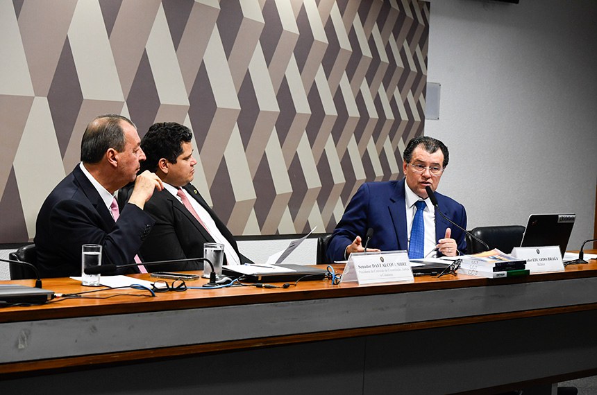 Mesa: 
senador Omar Aziz (PSD-AM); 
presidente da CCJ, senador Davi Alcolumbre (União-AP); 
relator da PEC 45/2019, senador Eduardo Braga (MDB-AM) - em pronunciamento.