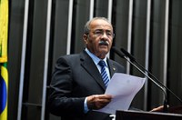 Chico Rodrigues critica aumento nas passagens aéreas e cobra atuação da Anac