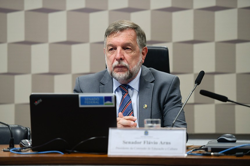 Mesa: 
presidente da CE, senador Flávio Arns (PSB-PR), em pronunciamento.
