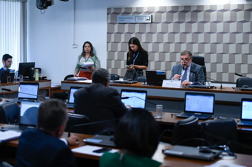 À mesa, presidente da CE, senador Flávio Arns (PSB-PR), conduz reunião.