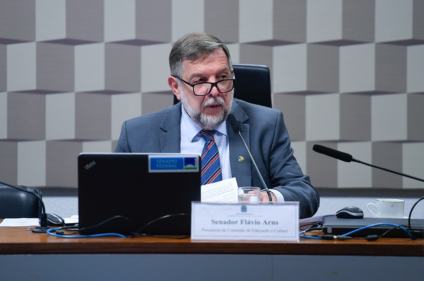 À mesa, presidente da CE, senador Flávio Arns (PSB-PR), conduz reunião.