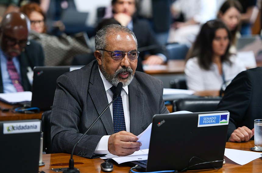 Em pronunciamento, à bancada, senador Paulo Paim (PT-RS).