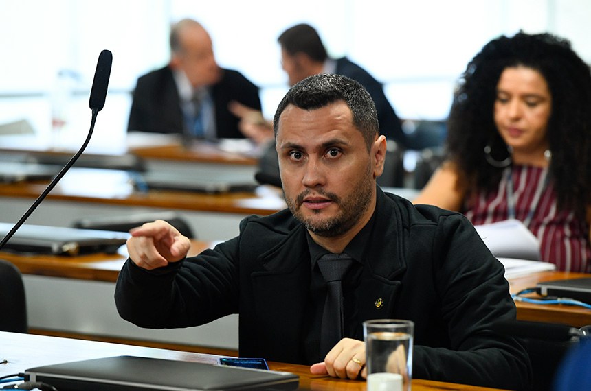 À bancada, senador Cleitinho (Republicanos-MG).