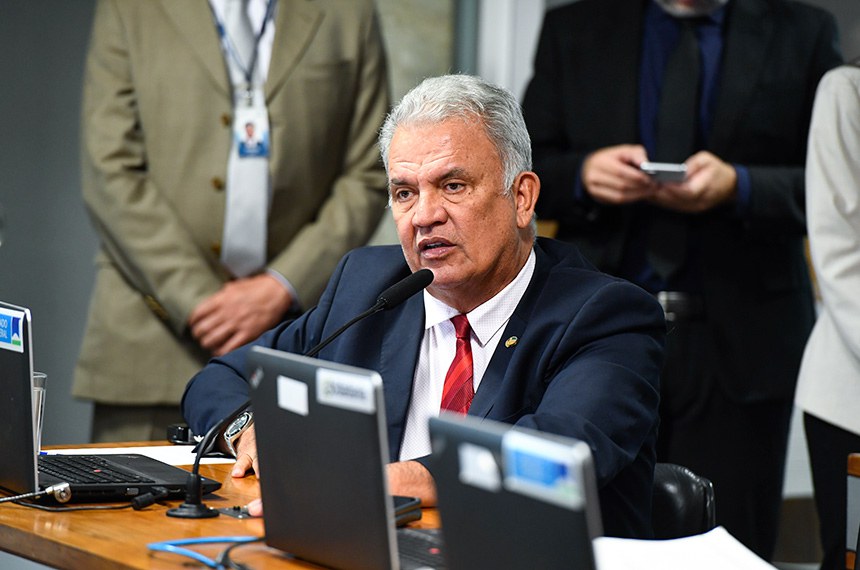 Em pronunciamento, à bancada, senador Sérgio Petecão (PSD-AC).