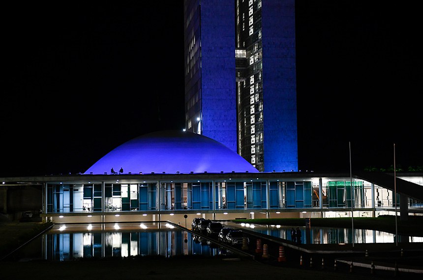 O Ministério da Saúde afirma que, por ano, cerca de 40 mil pessoas são diagnosticadas com a doença no Brasil, sendo o terceiro tipo de câncer mais comum no país. Segundo a pasta, entre os fatores de risco estão: alto consumo de carne vermelha ou processada, consumo excessivo de álcool, alimentação pobre em frutas e fibras, obesidade, inatividade física e tabagismo.