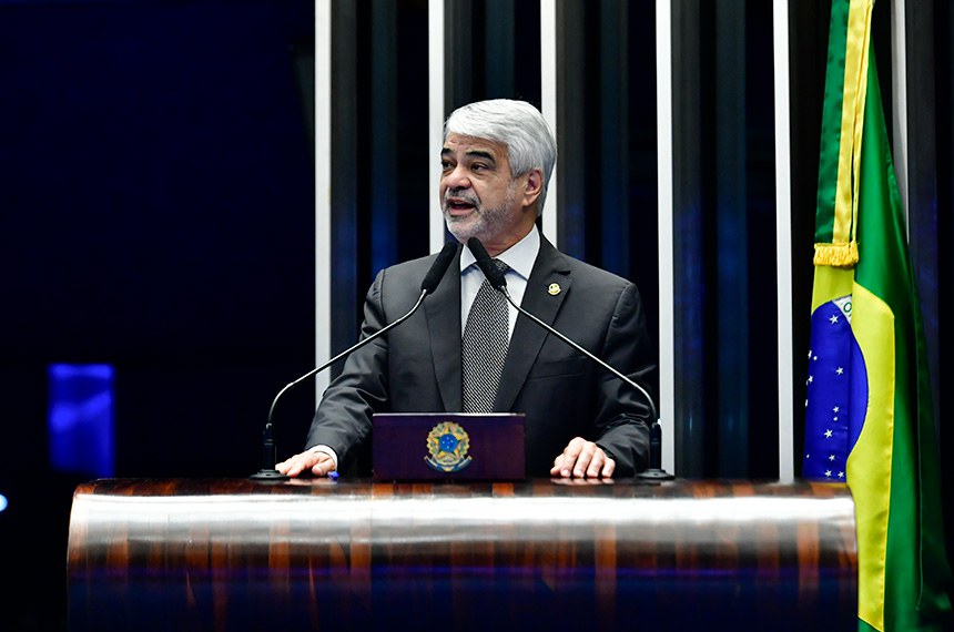 À tribuna, em discurso, senador Humberto Costa (PT-PE). 