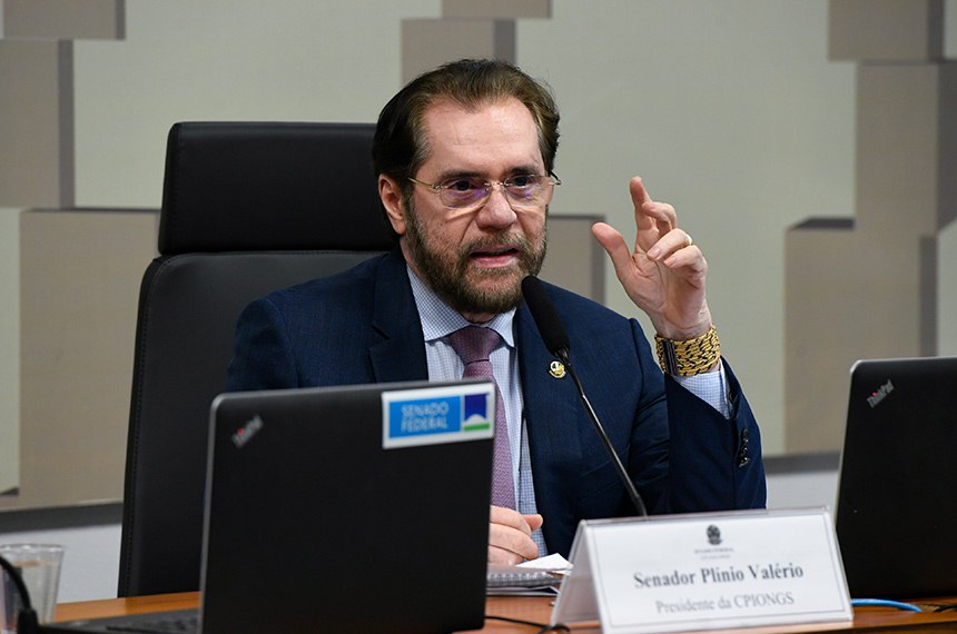 À mesa, em pronunciamento, presidente da CPIONGS, senador Plínio Valério (PSDB-AM).