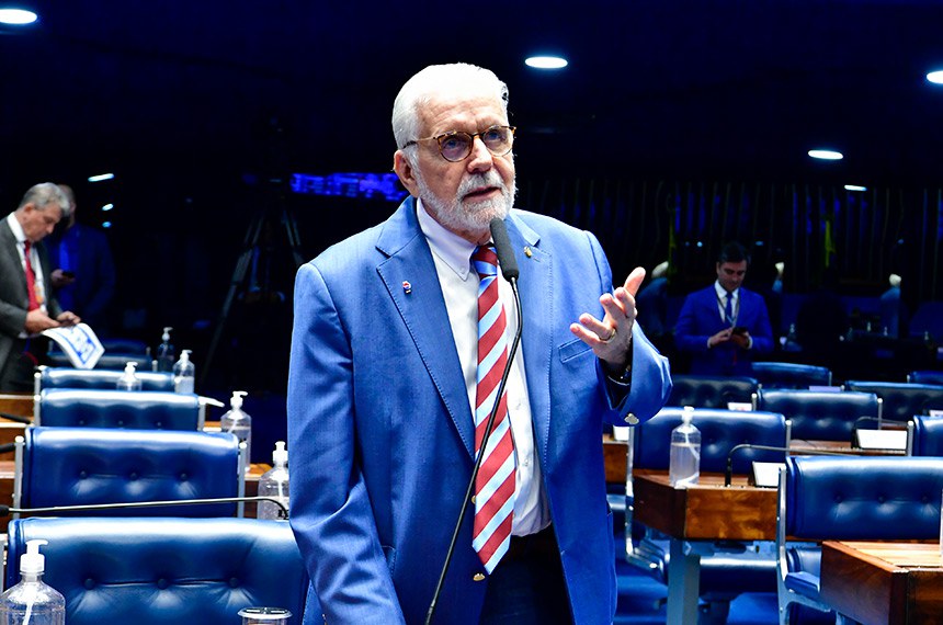 À bancada, em pronunciamento, líder do governo no Senado Federal, senador Jaques Wagner (PT-BA). 