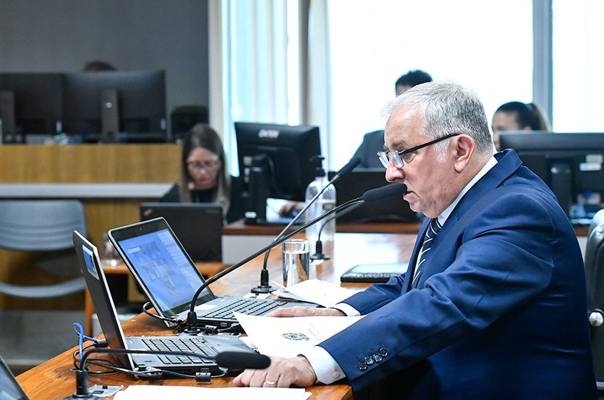 À mesa, presidente eventual da CAE, senador Izalci Lucas (PSDB-DF), conduz reunião.
