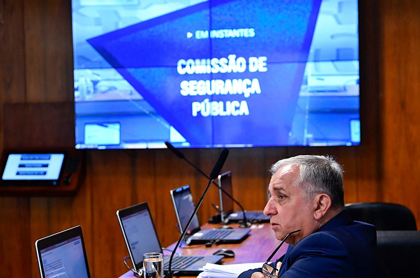 À bancada, senador Izalci Lucas (PSDB-DF). 