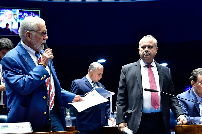 À bancada, em destaque: 
líder do governo no Senado Federal, senador Jaques Wagner (PT-BA); 
senador Rogerio Marinho (PL-RN).