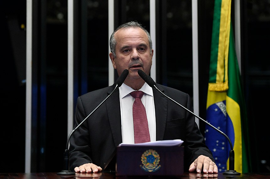 Em pronunciamento, à bancada, senador Rogerio Marinho (PL-RN).