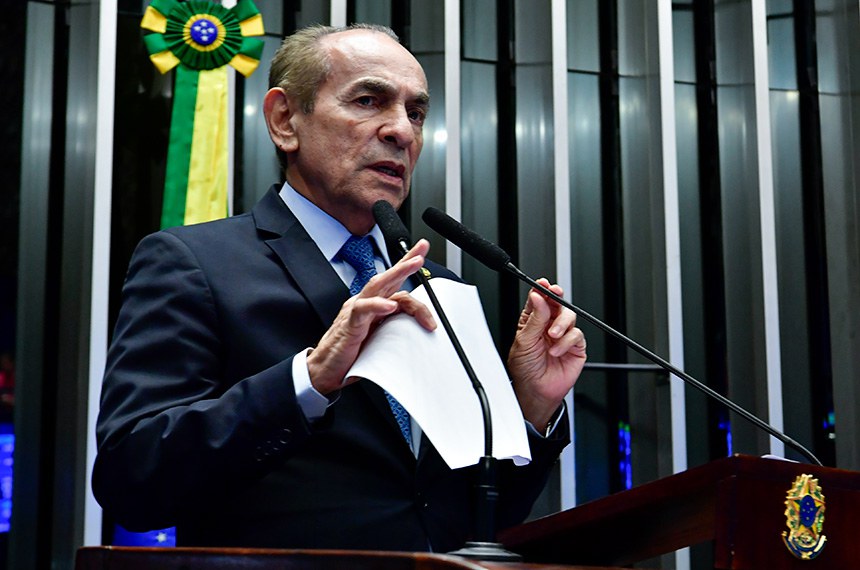 À tribuna, em discurso, senador Marcelo Castro (MDB-PI). 