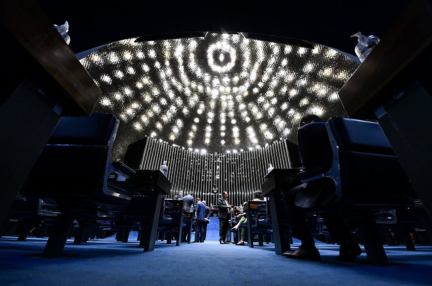 Senadores à bancada.