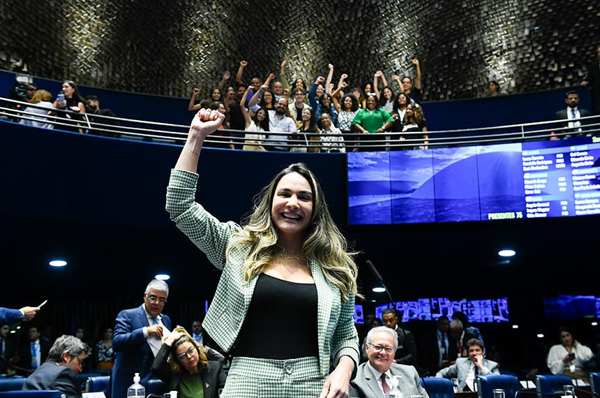 Relatora do PL 1.821/2021, senadora Ana Paula Lobato (PSB-MA), comemora aprovação do projeto de lei que regulamenta a profissão de sanitarista.