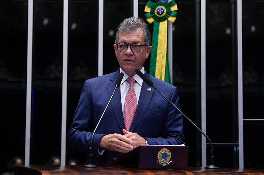 À tribuna, em discurso, senador Laércio Oliveira (PP-SE). 