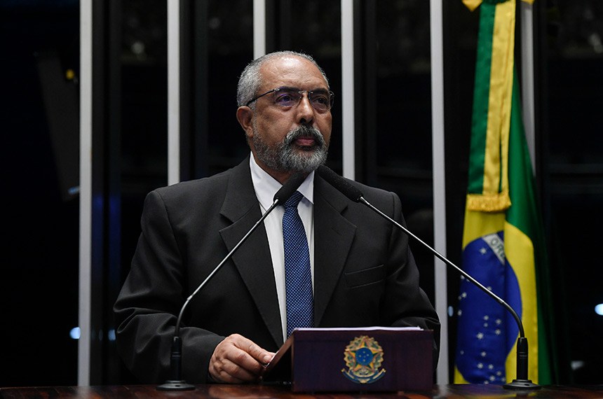 À tribuna, em discurso, senador Paulo Paim (PT-RS). 