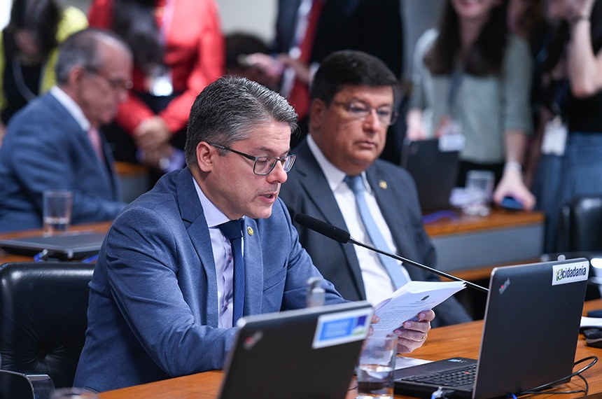 Em pronunciamento, à bancada, senador Alessandro Vieira (MDB-SE).