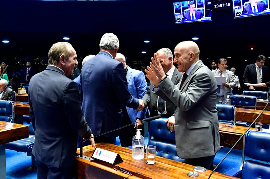 Autor do projeto, Confúcio Moura (à dir.) comemorou aprovação - Foto: tatibg