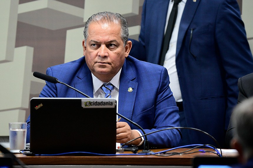 Em pronunciamento, à mesa, relator do PL 2.331/2022, senador Eduardo Gomes (PL-TO).