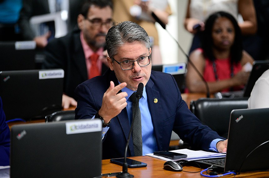 Em pronunciamento, à bancada, senador Alessandro Vieira (MDB-SE).