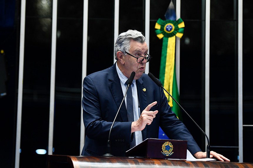 À tribuna, em discurso, senador Luis Carlos Heinze (PP-RS). 