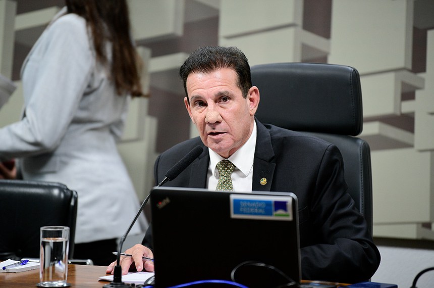 À mesa, presidente da CAE, senador Vanderlan Cardoso (PSD-GO), conduz reunião.