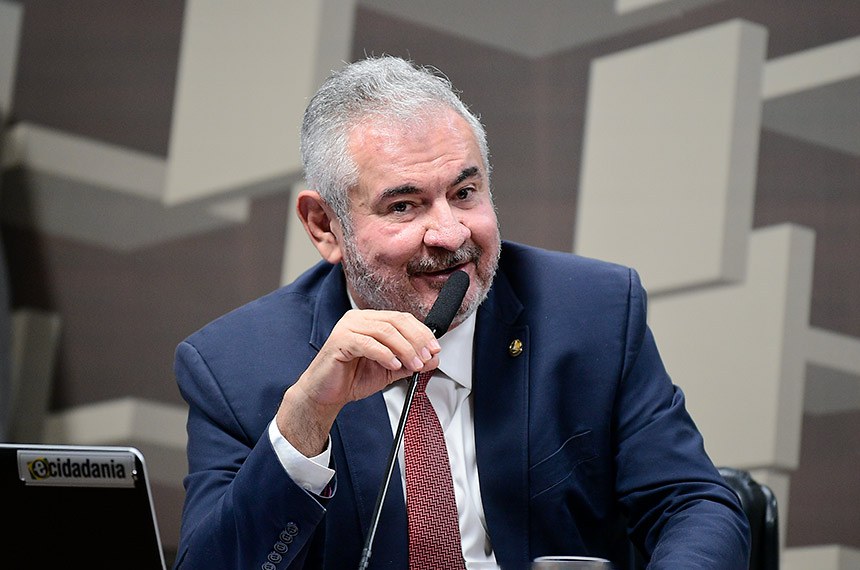 À mesa, em pronunciamento, relator do PL 3.626/2023, senador Angelo Coronel (PSD-BA).