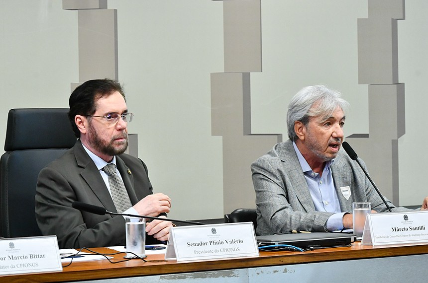 Mesa:
presidente da CPIONGS, senador Plínio Valério (PSDB-AM);
presidente do Conselho Diretor do Instituto Socioambiental (ISA), Márcio Santilli.