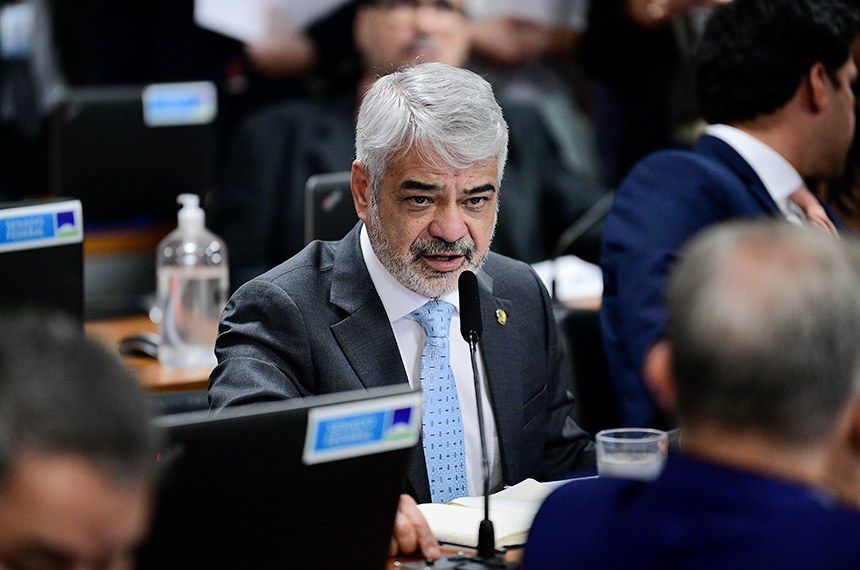 Em pronunciamento, à bancada, senador Humberto Costa (PT-PE).