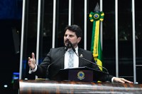 Marcos do Val celebra aprovação da PEC que limita decisões monocráticas no STF